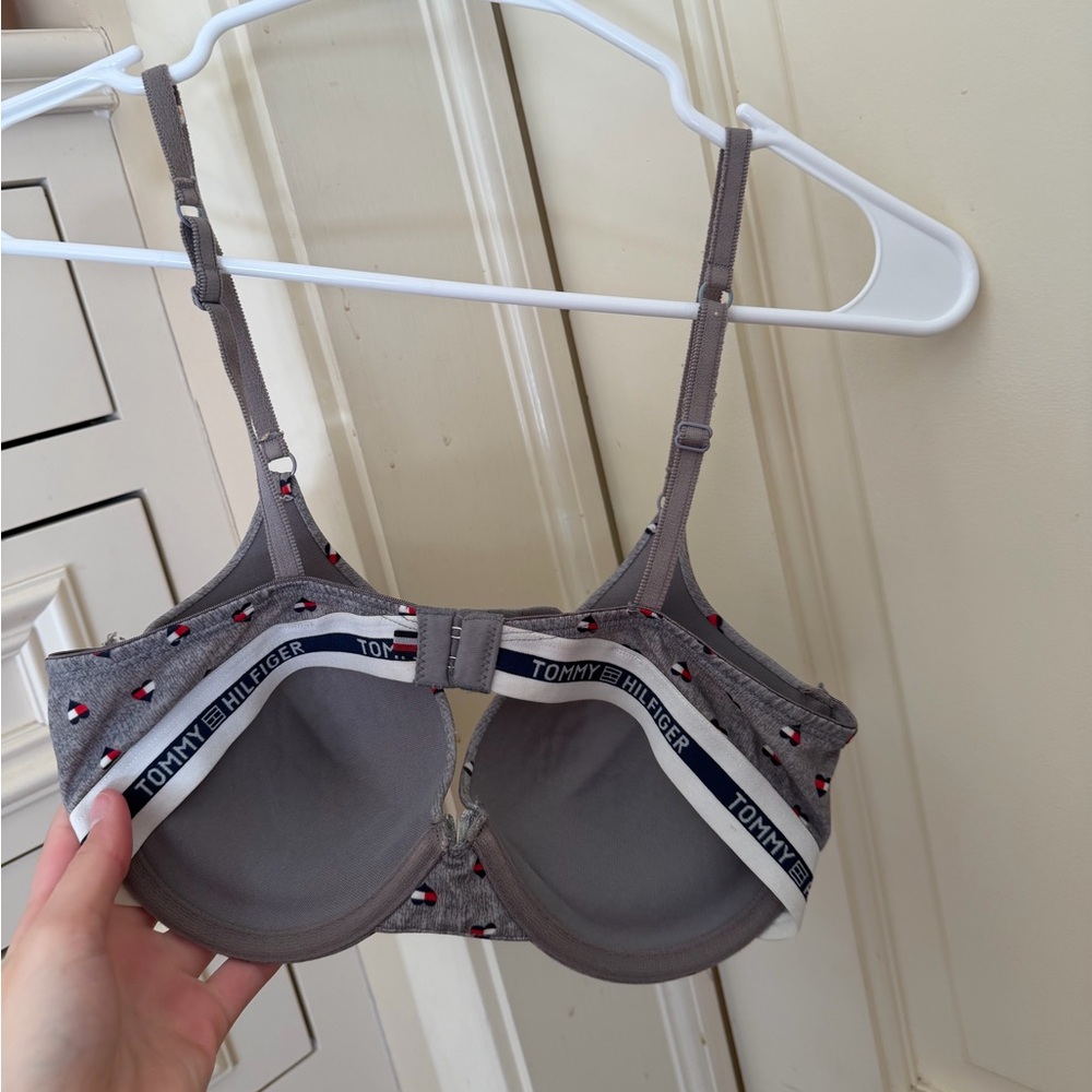 Tommy Hilfiger Bra🩶 - Picture 2 of 2